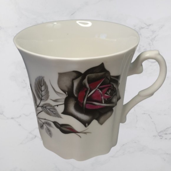 Royal Grafton -Gothic Rose Pattern - Bone China - Tea Cups - Set of 4 - Picture 1 of 2